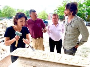 Semaine de l’Artisanat : Les comédiens Malya Roman et Hubert Benhamdine deviennent tailleurs de pierre avec la CMA34